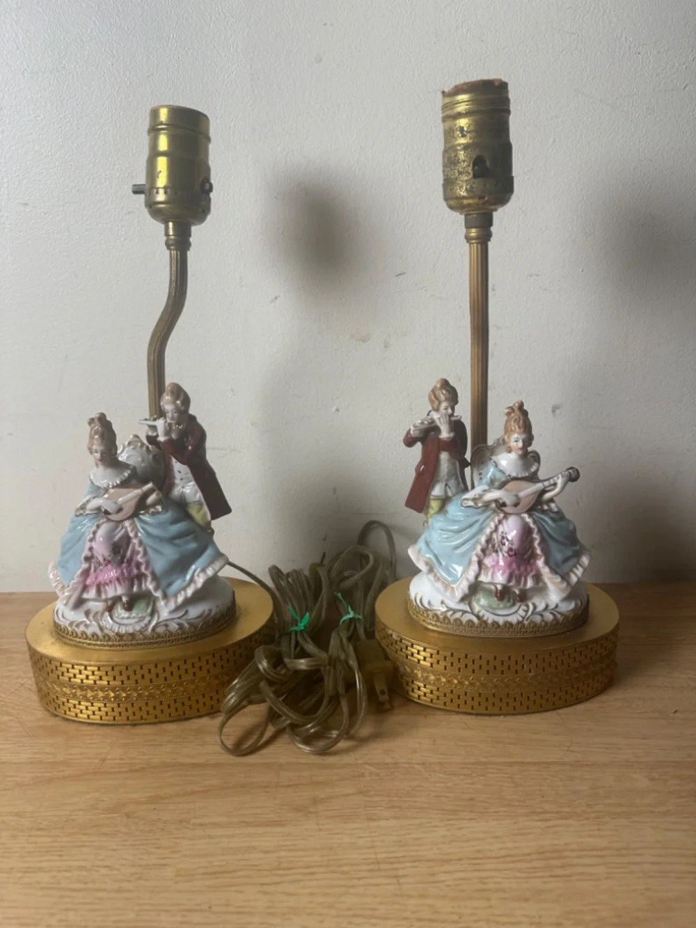 VINTAGE PAIR OF PORCELAIN BOUDOIR LAMPS HAND-PAINTED 18TH CENTURY ORNATE GLIDED